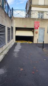 ムランにあるPASSIFLORA - Spacieux T3 -70 m2 - Arrivée Autonome - Parking Privé Gratuitのトンネル前の空き駐車場