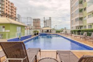 a swimming pool in the middle of a building at Prédio com piscina a 400m da Praia - LEA in Piçarras