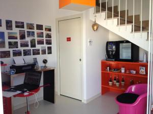 BluBed Montagna - Doppia con Bagno في سان جوفاني تياتينو: مكتب فيه مكتب فيه لاب توب ودرج