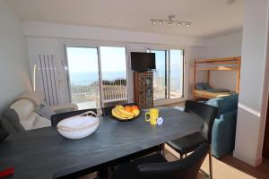 Una sala de estar con una mesa con un bol de fruta encima. en La Falaise by Tranquil at Home, en Pornichet