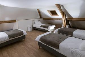 MerにあるGite du parcの部屋にベッドが3つある部屋