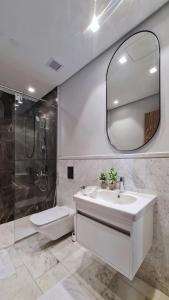 Ένα μπάνιο στο Axxodia- Apartments In Aeon Towers