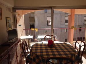 jadalnia ze stołem i balkonem z widokiem na okolicę w obiekcie 2DOM28 studio avec parking proche plage w mieście Collioure +4 zdjęcia