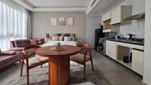 Η κουζίνα ή μικρή κουζίνα στο Axxodia- Apartments In Aeon Towers