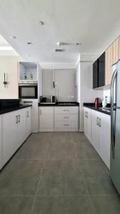 Η κουζίνα ή μικρή κουζίνα στο Axxodia- Apartments In Aeon Towers