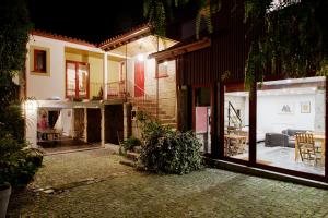 uma casa com uma sala de estar e um ptio em Casa Ci em Vila Franca
