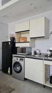 Η κουζίνα ή μικρή κουζίνα στο Axxodia- Apartments In Aeon Towers