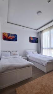 Postel nebo postele na pokoji v ubytování Axxodia- Apartments In Aeon Towers