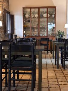 A restaurant or other place to eat at La Torre del Vilar