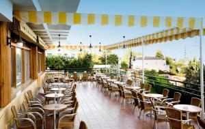 Un restaurante o sitio para comer en Hotel Monarque Torreblanca