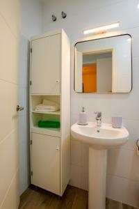 a bathroom with a sink and a mirror at Casa con encanto - Wifi, aire acondicionado in Puerto Real