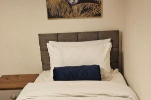 Postel nebo postele na pokoji v ubytování House - Sleeps 8 - Parking - Station Close