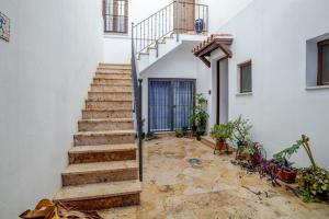 a staircase leading up to a building with plants at Casa con encanto - Wifi, aire acondicionado in Puerto Real