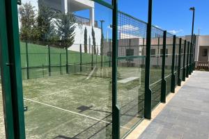 Tenis lub squash w obiekcie Luxurious penthouse in La Cala Casa Banderas - 3 Golf Facilites close by! lub w pobliżu