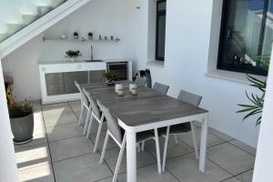 Kuchnia lub aneks kuchenny w obiekcie Luxurious penthouse in La Cala Casa Banderas - 3 Golf Facilites close by!