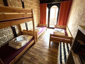 two bunk beds in a room with a window at Familienfreundliche Ferienwohnung GERICHTSSTUBE im Rittergut bei Dresden für 6 Pers in Wachau +14 photos