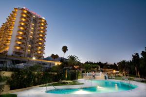 豐希羅拉的住宿－托瑞布蘭卡莫納克酒店，一座大建筑前的游泳池