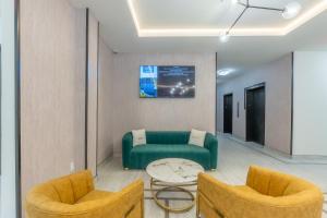 Posezení v ubytování Rosy Retreat with NYC Views by the train, Free Parking, 3 beds, 20 Percent OFF 7 days