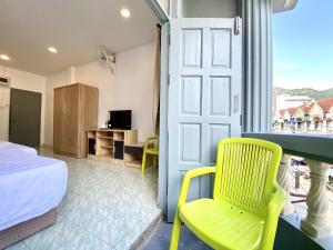 Μια τηλεόραση ή/και κέντρο ψυχαγωγίας στο Happy Inn Patong