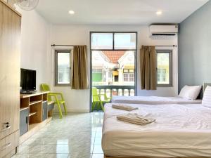 Ένα ή περισσότερα κρεβάτια σε δωμάτιο στο Happy Inn Patong