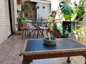 a patio with a table and chairs and plants at 2 dormitorios, 2 baños in Santiago +9 photos