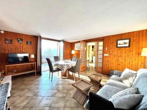 Et tv og/eller underholdning på Appartement confortable avec terrasse et WiFi - FR-1-432-32