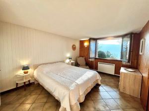 En eller flere senge i et værelse på Appartement confortable avec terrasse et WiFi - FR-1-432-32