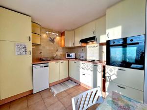 Køkken eller tekøkken på Appartement confortable avec terrasse et WiFi - FR-1-432-32