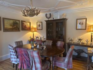una sala da pranzo con tavolo e sedie di The West Highland Way Pitches a Glasgow Altre 21 foto