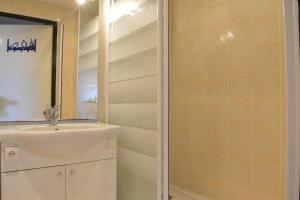 Koupelna v ubytování SP320-619 Appartement 2 pièces SAINT PIERRE LA MER + 10 fotografií