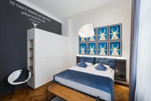 Una cama o camas en una habitación de MOOo Downtown