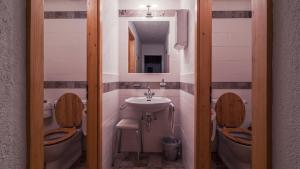 Koupelna v ubytování Hotel Mirabeau