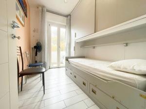 een slaapkamer met een bed en een stoel erin bij Casa Teresa by Zoom In Earth in Marina di Cecina +8 foto's