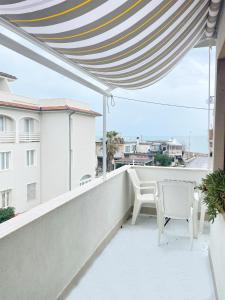 een balkon met uitzicht op de oceaan bij Casa Teresa by Zoom In Earth in Marina di Cecina