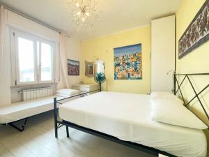 een slaapkamer met een groot wit bed en een raam bij Casa Teresa by Zoom In Earth in Marina di Cecina