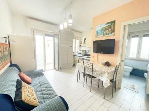 een woonkamer met een bank en een tafel bij Casa Teresa by Zoom In Earth in Marina di Cecina