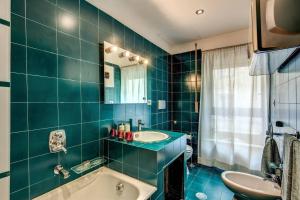 łazienka z wanną, umywalką i lustrem w obiekcie Lovely apartment close Vatican w Rzymie