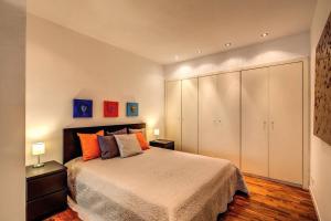 sypialnia z łóżkiem i dużą białą szafką w obiekcie Lovely apartment close Vatican w Rzymie