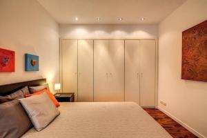 sypialnia z łóżkiem i dużą szafą w obiekcie Lovely apartment close Vatican w Rzymie +25 zdjęć