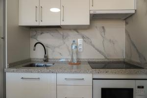 Η κουζίνα ή μικρή κουζίνα στο Atlantic Suite Playa San Juan