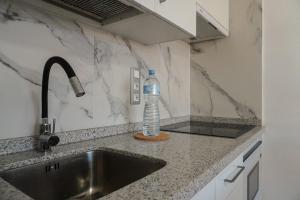 Η κουζίνα ή μικρή κουζίνα στο Atlantic Suite Playa San Juan