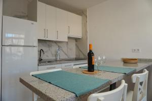 Η κουζίνα ή μικρή κουζίνα στο Atlantic Suite Playa San Juan +20 φωτογραφίες