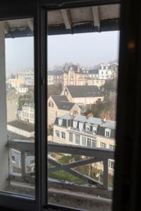 ein Blick auf eine Stadt aus einem Fenster in der Unterkunft Appartement historique Dior in Granville