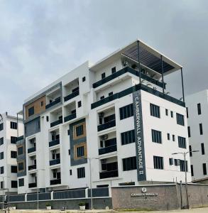Un edificio blanco con un cartel encima. en Luxury 2Bed 2Bathroom in Ikate Lekki, en Lekki