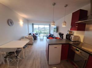 Kuchyň nebo kuchyňský kout v ubytování GASYAN - Golfe de St-Tropez - Appartement aves accès plage dans résidence avec piscine