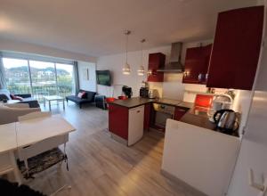 Kuchyň nebo kuchyňský kout v ubytování GASYAN - Golfe de St-Tropez - Appartement aves accès plage dans résidence avec piscine