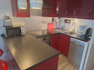 Kuchyň nebo kuchyňský kout v ubytování GASYAN - Golfe de St-Tropez - Appartement aves accès plage dans résidence avec piscine