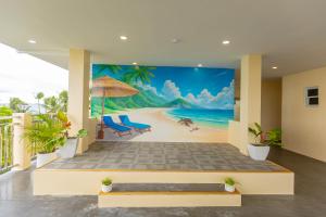 班塔延岛Anahaw Seaside Inn的带有海滩壁画的房间