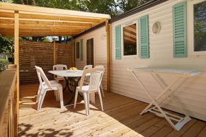 Patio nebo venkovní prostory v ubytování Camping Le Mas de Sireuil