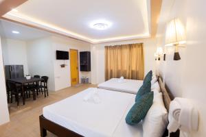 Anahaw Seaside Inn客房内的一张或多张床位
